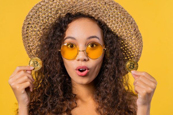 Los jóvenes invierten en ‘criptos’ antes que en Bolsa, deuda o fondos