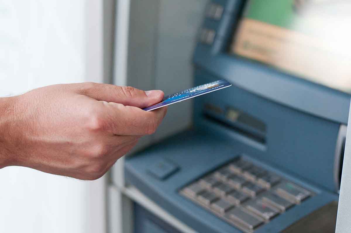 «El regalo de hasta 800 euros de los bancos por tu nómina puede acabar saliendo caro»